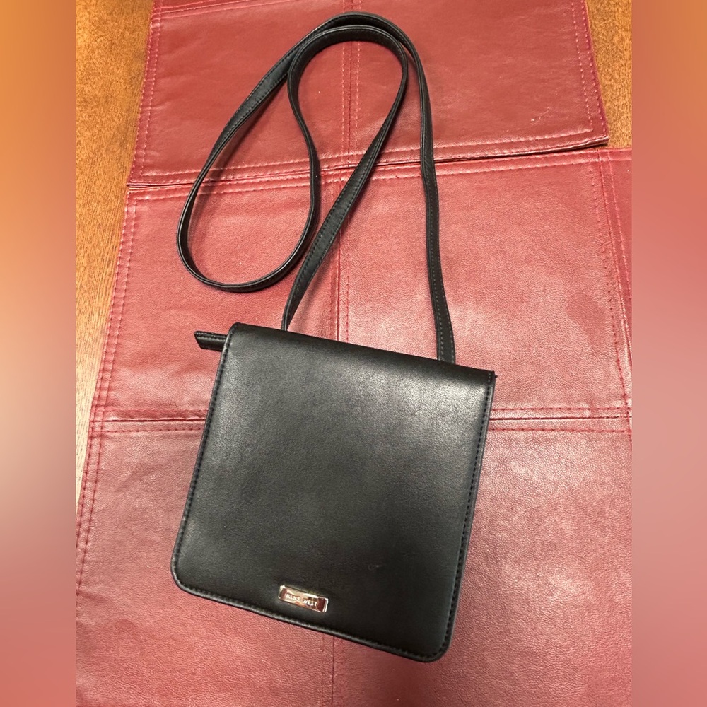 Crossbody Wallet/Anne Klein/new, never used. Perfect for date night/wedding. BLK